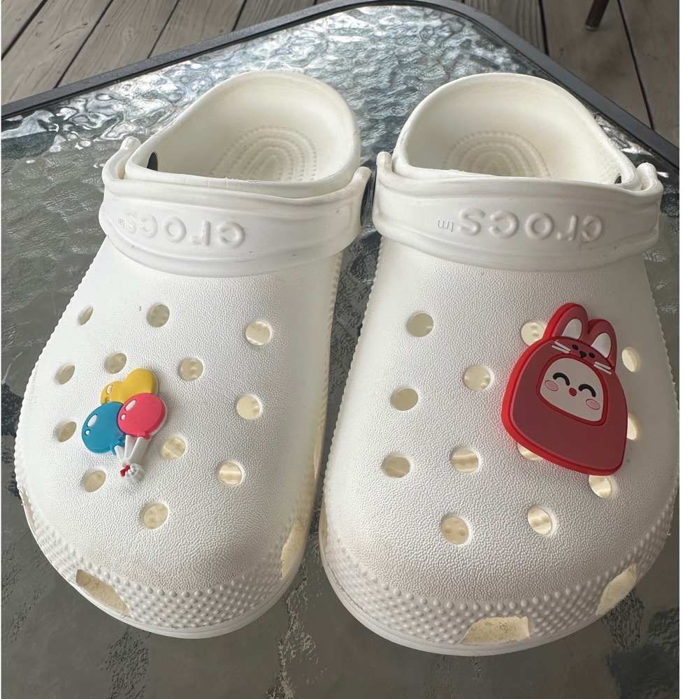 Crocs‎ Classic Clog White Slip On Shoes Mens 2 Womens 4 with Jibbitz Charms